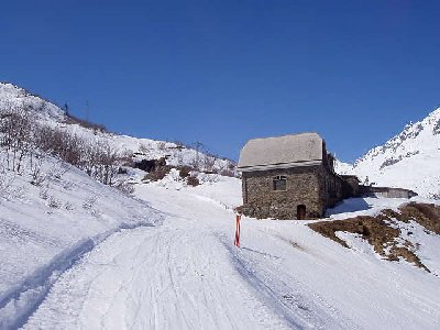 Talabfahrt führt an einem Granitwerk vorbei