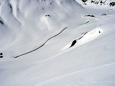 Calmut-Alpsu: Variantenabfahrt auf der rechten Seite des Skiliftes (von unten gesehen, April 1999)