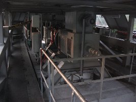 Der Motor, durch die Fensterscheibe der Zugangstür fotografiert