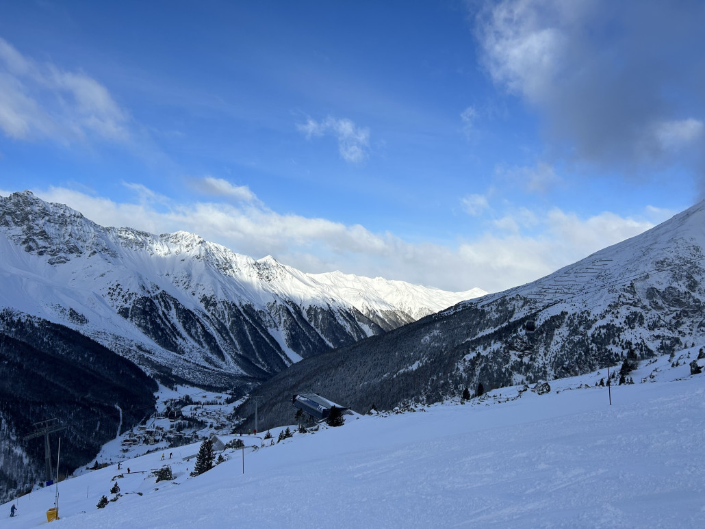 Hoffen auf weitere Wetterbesserung mit Bergstation der geschlossenen Kanzel EUB im Hintergrund