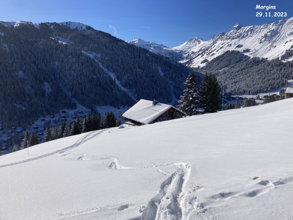La Foilleuse auf der linken Seite und im Hintergrund die Pointe des Mossettes und die Pointe de Chésery.
