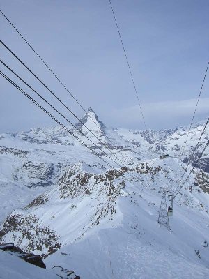 Matterhorn vom Stockhorn. Man beachte, dass die Bahn noch 2 Zugseile und 2 Tragseile hat!