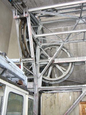 Bergstation Stockhorn. Ich geb ja zu, ich hab' von der Technik keine Ahnung, aber es gibt ja einige unter euch die haben Freude an solchen Bildern :-). Auf jedenfall ist alles noch orginal von 1956 (kein Wunder läuft die Konzession aus!)