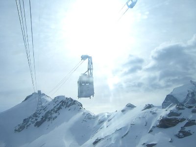Hier die rechte Gondel, die ab dieser Saison nur leer hin- und her-fahren darf. Das BAV hat die Beförderung mit dieser Gondel untersagt (wahrscheinlich fällt sie aus Altersschwäche bald vom Seil). Konsequenz: Mit nur noch einer Gondel à 35 pers. sinkt die