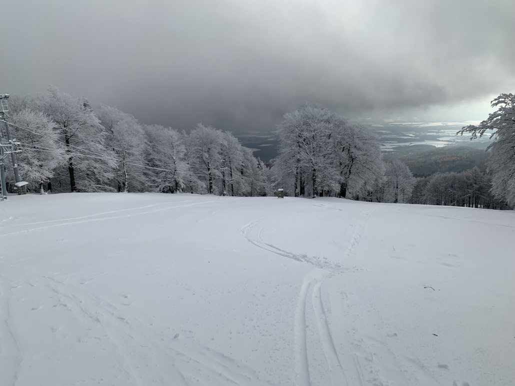 Blick vom Gipfel in Richtung Süden ins Böhmische Becken