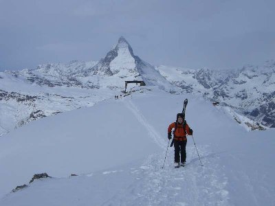 Von der Station Stockhorn (Im Hintergrund) erreicht man in ca. einer 1/2h Fussmarsch über einen Grat das eigentliche Stockhorn (3532m), was ein riesiges, zumeist unverspurtes Freeridegebiet eröffnet...