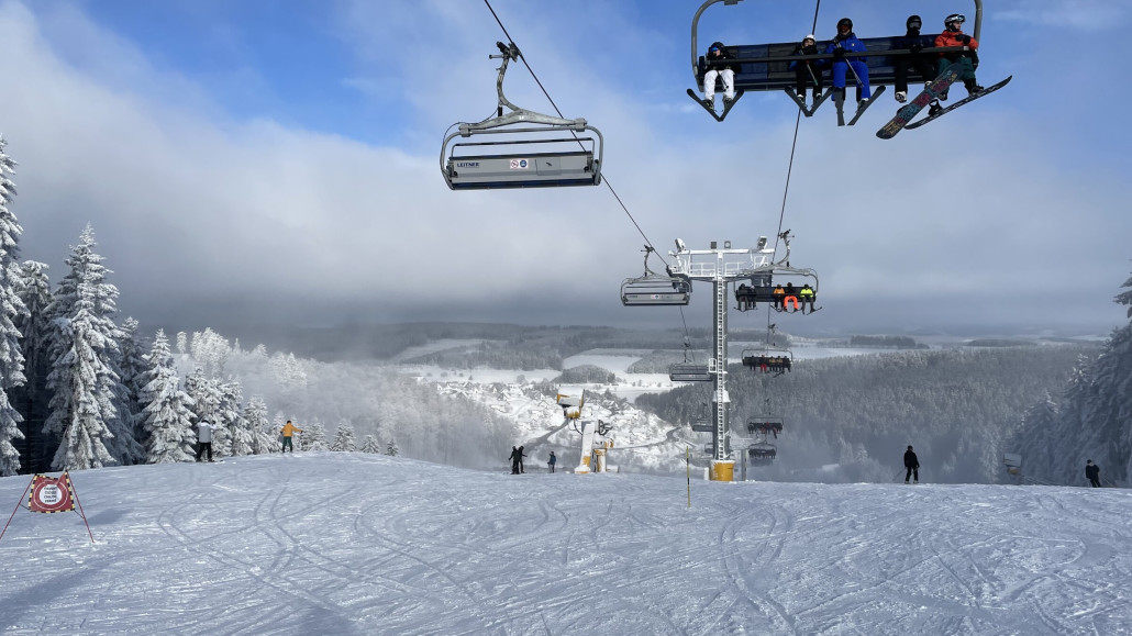 Poppenberg auf voller Breite präpariert, offiziell aber auf der aktuell noch tagsüber beschneiten Seite gesperrt (war aber trotzdem super fahrbar)
