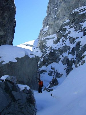 Danach muss man sich noch durch eine enge Schlucht schlängeln und man ist in wenigen Minuten auf Furri. Insgesamt 2000 hm Powder pro Abfahrt ab Kl. Matterhorn!