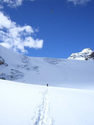 Im Bild oben die PB Tr. Steg-Kl. Matterhorn. Mal eine andere Perspektive - von unten! (Bodenabstand ca. 400m!)