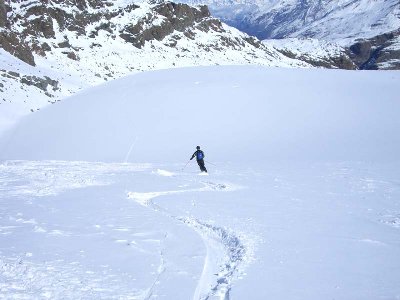 Wieder meine Wenigkeit auf dem Unteren Theodulgletscher -  DA hats noch Platz zum powdern (und das ganz ohne (!) mühsame Aufstiege.