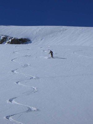 Zum Einfahren zuerst als erste (9:00) auf dem Furgsattel - Kilometerweit unverspurte Hänge! (Doch auch hier: Achtung Spalten!)