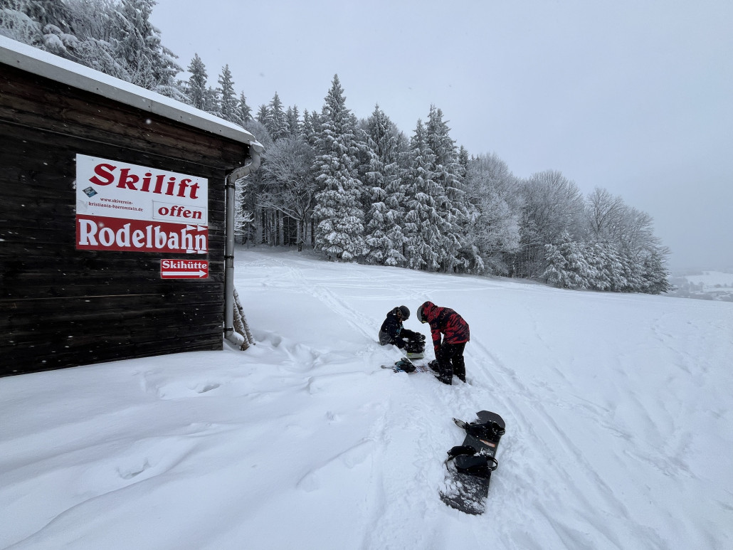 Start direkt am Parkplatz, es geht von dort schräg hinüber zum Skihang