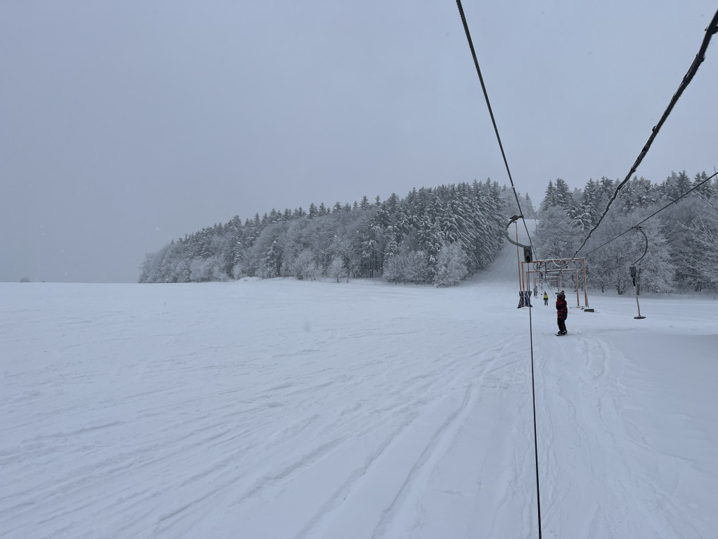Aus dem Lift und Blick ins Gelände, es wurde am Vortag präpariert aber viel freier Skiraum