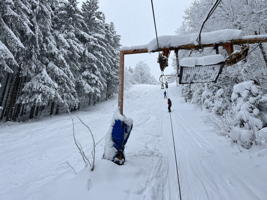 Bergfahrt und parallel dazu der Steilhang, der nur bis etwa 2/3 der Höhe präpariert ist