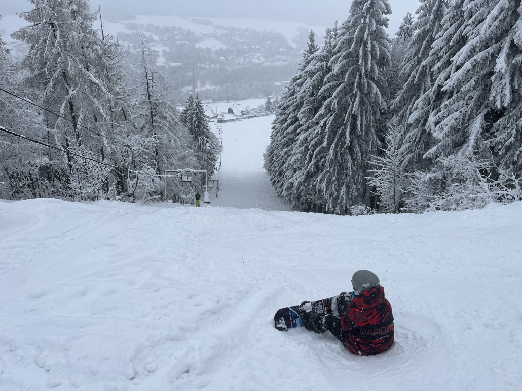 Blick von oben hinab, alles schön winterlich und die typische Auslastung am SL