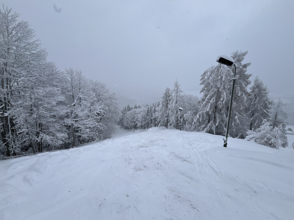 Beginn der roten Abfahrt, es kommt trotz 40cm Schneeauflage der Untergrund durch