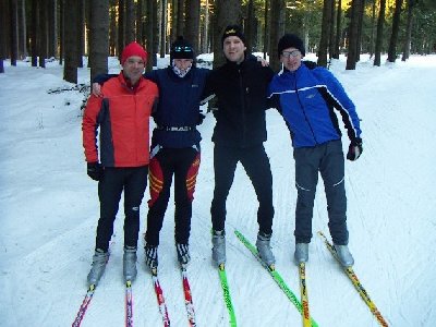 Die Skilehrerin waltet ihres Amtes ;) (zweite von links)