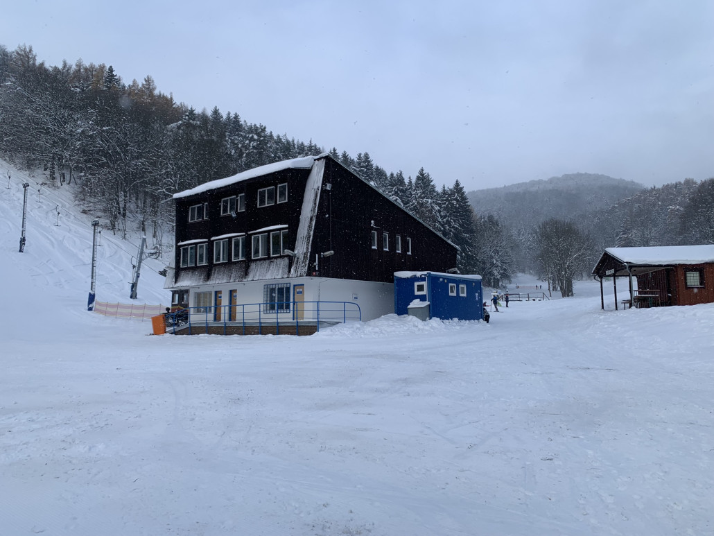 Talstationsgebäude der Lifte A + B <br />rechts dahinter der Anfängerbereich