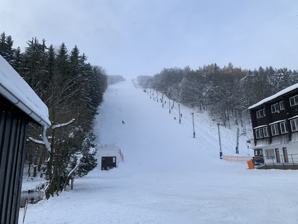 Blick von unten auf Piste (1) Slalomak