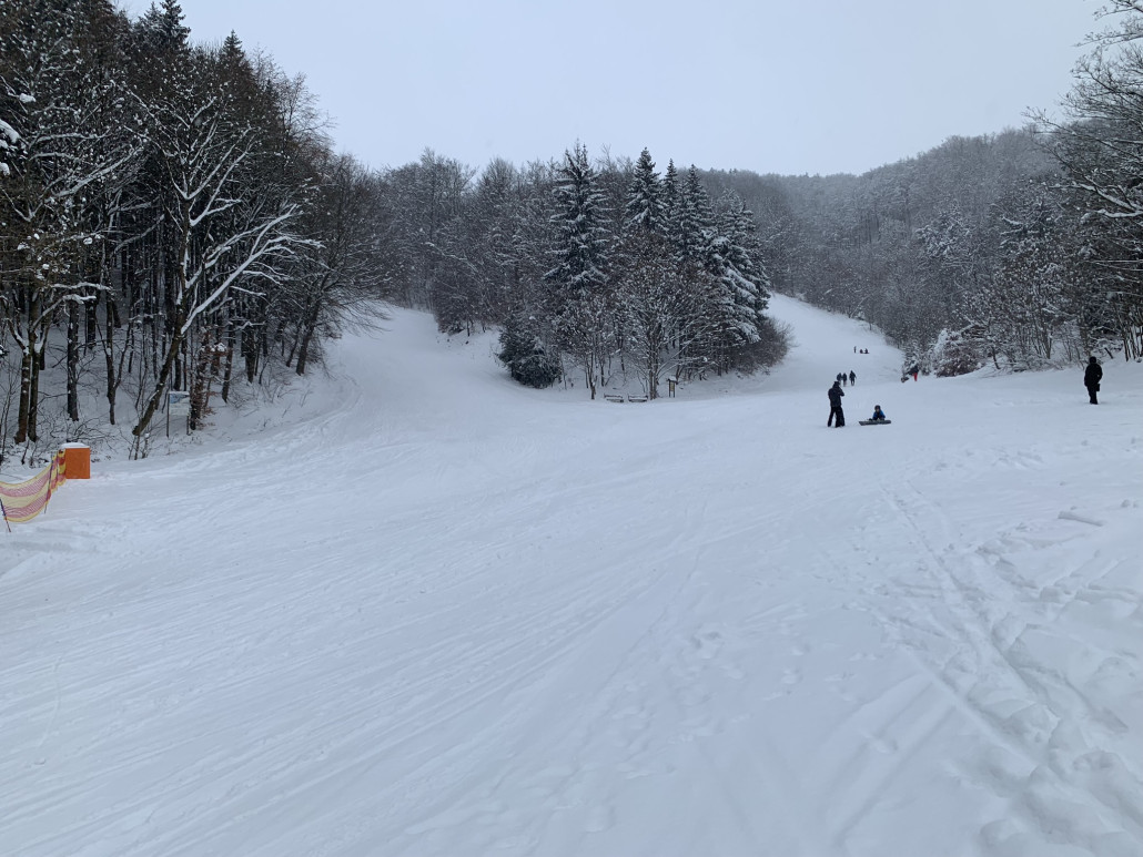 Schlusshänge der (4) rechts und der (3) links, bevor sie ins flache Glände im Tal "münden"