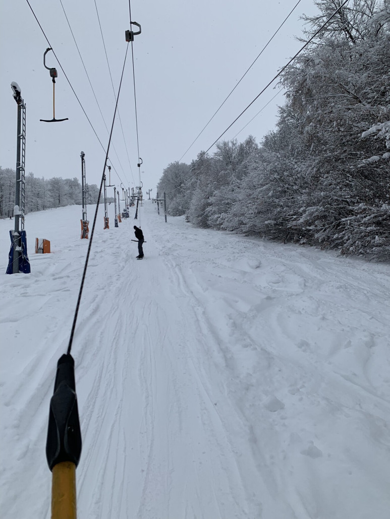 Im Schlepplift; die Liftanlage(n) im Skigebiet machten einen guten, gewarteten Eindruck