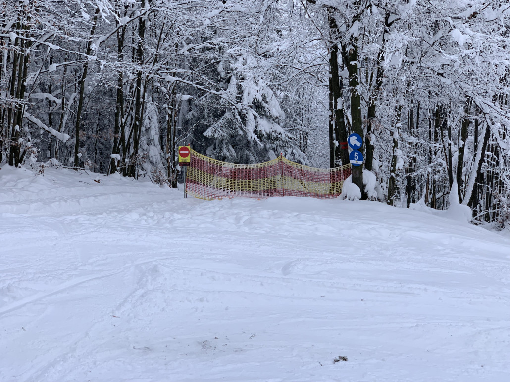 hier, wo Piste (4) zur rechten abzweigt, würde sonst die Turistika (5) weiterführen; Beschilderung im ganzen Skigebiet wirkte ziemlich neu + Fehlerfrei