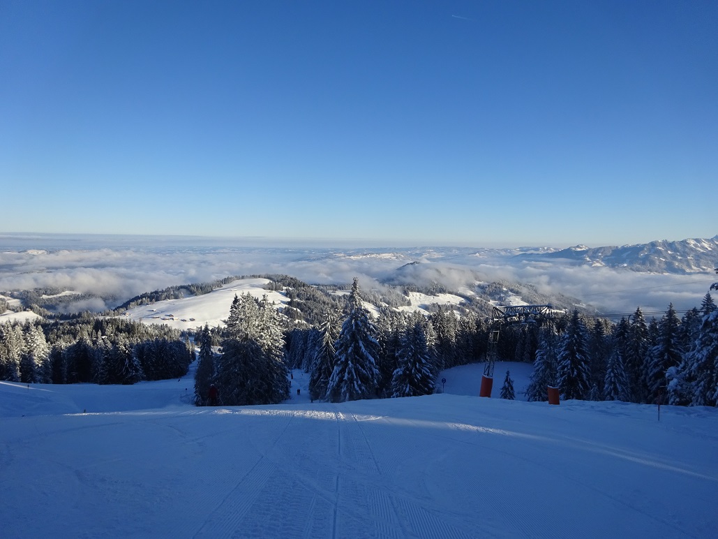 Hier gab es gleich ein paar Wiederholungsfahrten. Wunderschönes Panorama mit den Nebelschwaden die sich über die Bergrücken unten kämpfen