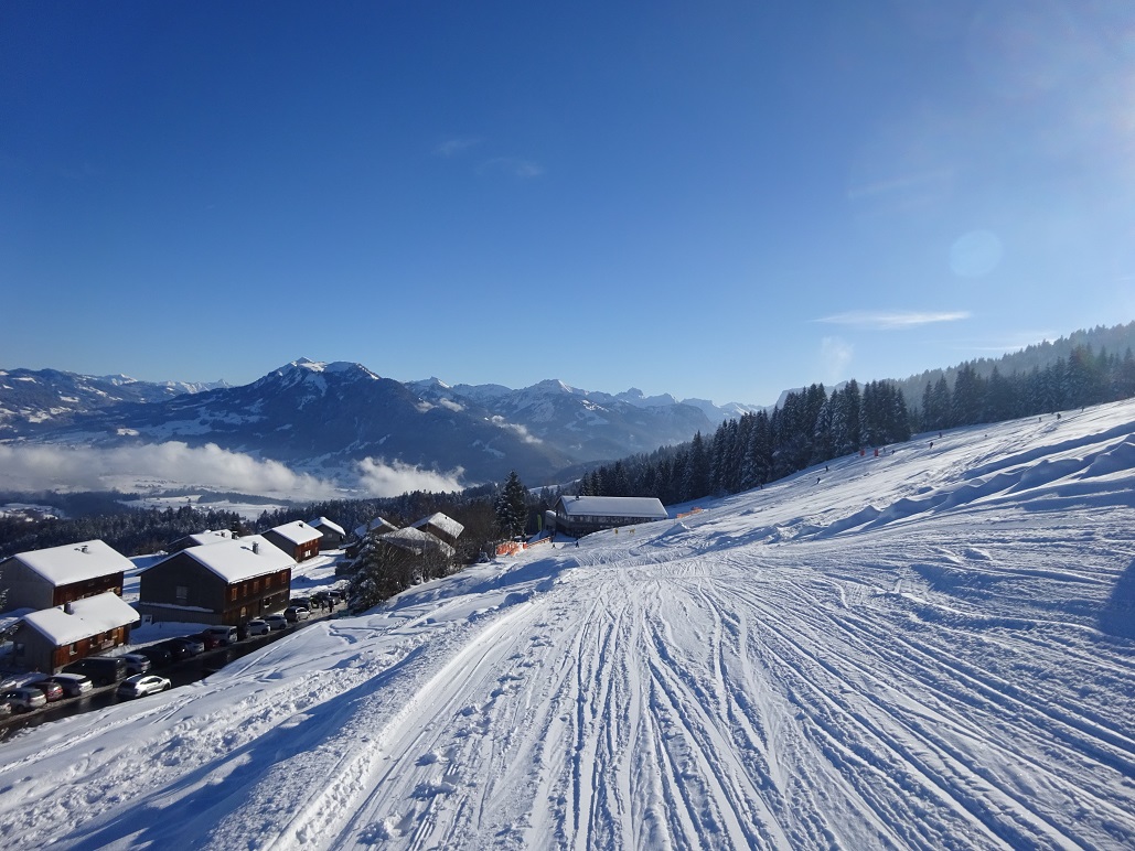 Und auf der Piste 3 Bödelerundfahrt ging es retour zum Hochälpelelift, wie man sieht waren hier die Parkplätze restlos voll