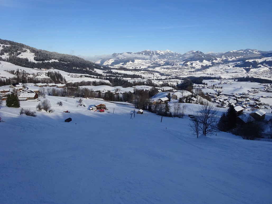 Halde Steilhang mit Talstation und neuer (gut besuchter) Schirmbar seit dieser Saison