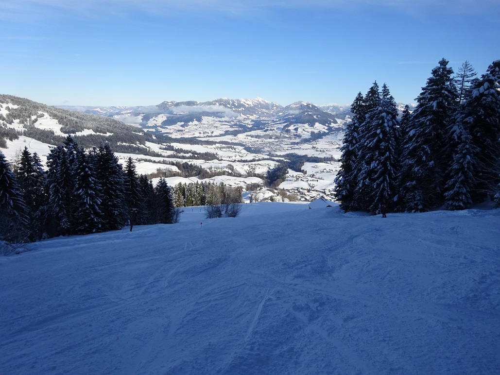 Starthang Haldenlift Abfahrten, von rechts oben mündet die Skiroute vom Alpenblicklift ein welche dann weiter ins Dorf runter führt