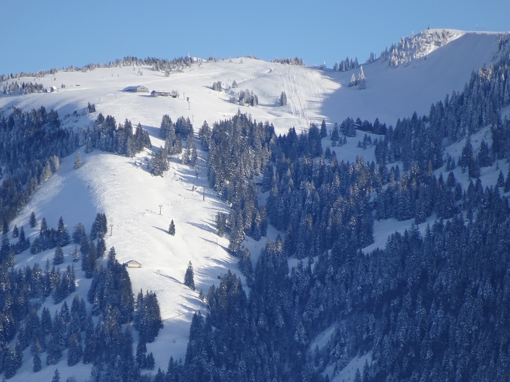 Zoom ins Skigebiet Andelsbuch mit den leider stillgelegten DSBen und dem stillgelegten Breitfeldlift. Mulden- und Kopflift werden weiter übers Funifor betrieben, ein Besuch so lohnt aber eigentlich nur noch dem Panorama wegen, auch wenn die beiden kurzen Abfahrten am Doppelschlepper nett sind