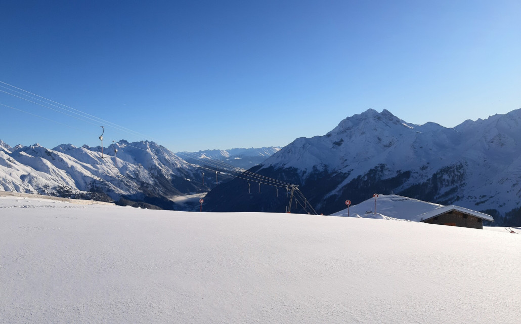 ^^ Los ging es zum Betriebsbeginn zunächst auf's Kapall, wo Richtung Schöngrabenlift noch keinerlei Spuren vorhanden waren.<br />Über Fasch und Stock als nächstes dann hin zur Zammermoosbahn.