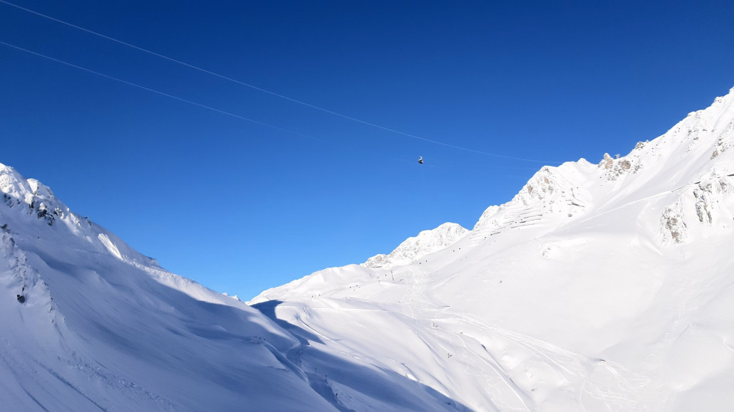 ^^ Blick zur noch geschlossenen Vallugabahn 1, die gerade eine Revisionsfahrt durchführt. (Steht gerade, während 2. Kabine an der Stütze am Schindlergrat hält)