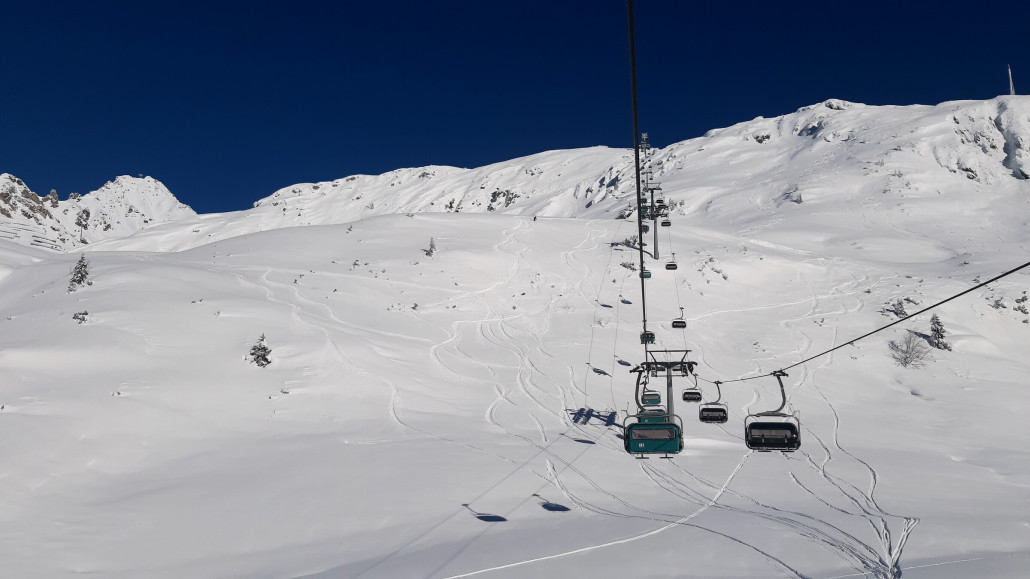 ^^ Hinauf mit der (St.) Christophbahn<br />Weiter über den Schindlergrat und Pisten 85+100 zur Alpe Rauz.