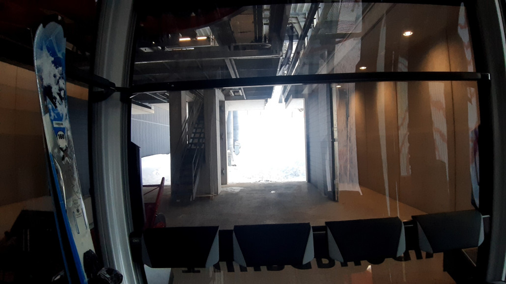 ^^ Die Antirutsch-Stange in der Kabine statt Köchern tut ihren Job sehr gut. Eine weitaus haltsicherere Lösung als bspw. direkt nebenan in den Gondeln der Albona 2.