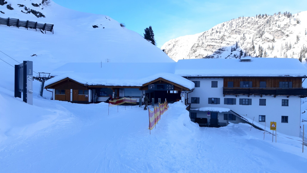 ^^ verschneite Talstation der Seekopfbahn