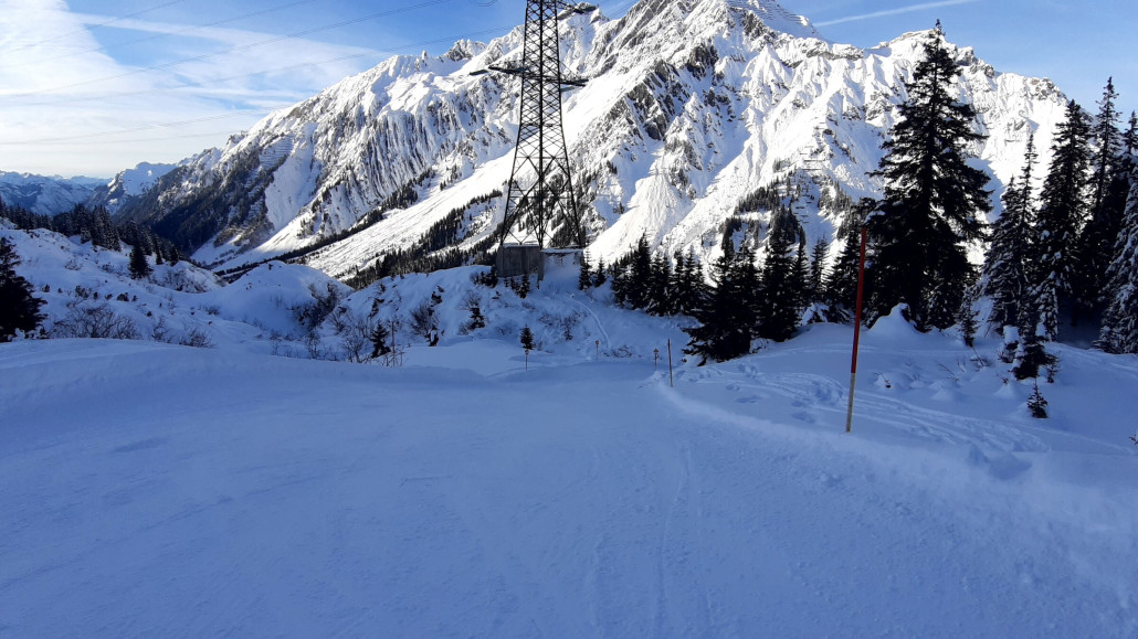 ^^ Piste 104 Gemütlich klein und abwechslungsreich.<br />Nach der wiederholten Fahrt mit der Albona 1 ging es dann zum 2. Mal über Piste 103 zur Valfagehrbahn. Es pfiff starker Wind und dadurch gleichte ein großer Teil nur noch glattem Eis.