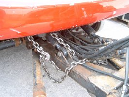 Das Schild mußte mit einer Kette oben gehalten werden.