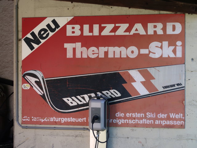 Mittelstation beim Gehöft Lamprecht (mit moderner Ladesäule für ein Elektrofahrzeug)