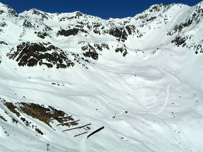 Wohin diese Pistenraupe unterwegs war? Soll über dieses Tal nicht auch die Verbindung mit See hergestellt werden?