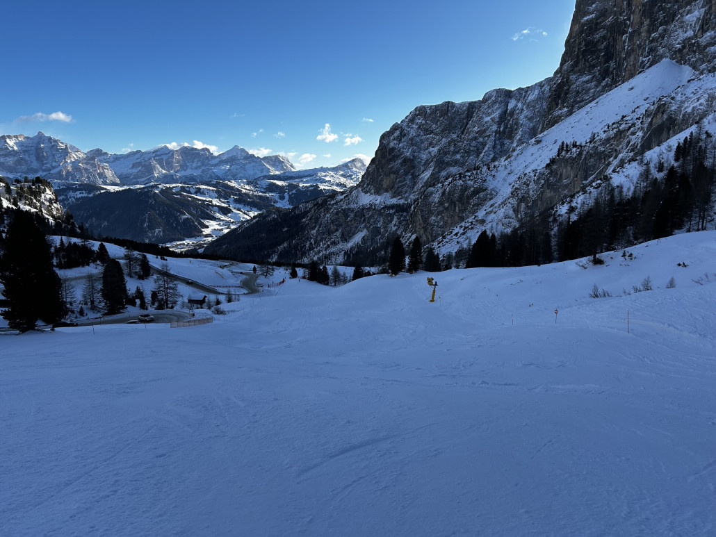 Am Grödnerjoch ist Val Setus so früh in der Saison schon im Betrieb. In Richtung Tofane bläst der Wind stärker.