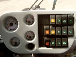 Everest Seitenkonsole, Anzeige der Fahrzeugdaten und Schalter für Licht usw.