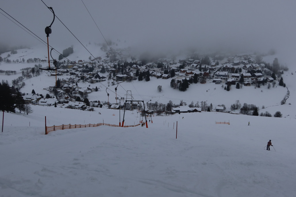 Am Kapellenlift hingen die Wolken nur ganz oben. Die Pisten waren extrem breit präpariert, daher gab es bis Mittag immer noch frische Bereiche.