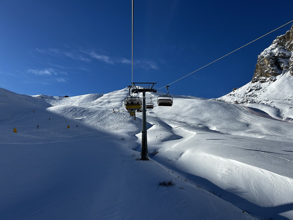 Am Lezuo sieht es tief winterlich aus. Die rechte Piste ist grundpräpariert und wird bald aufgehn.