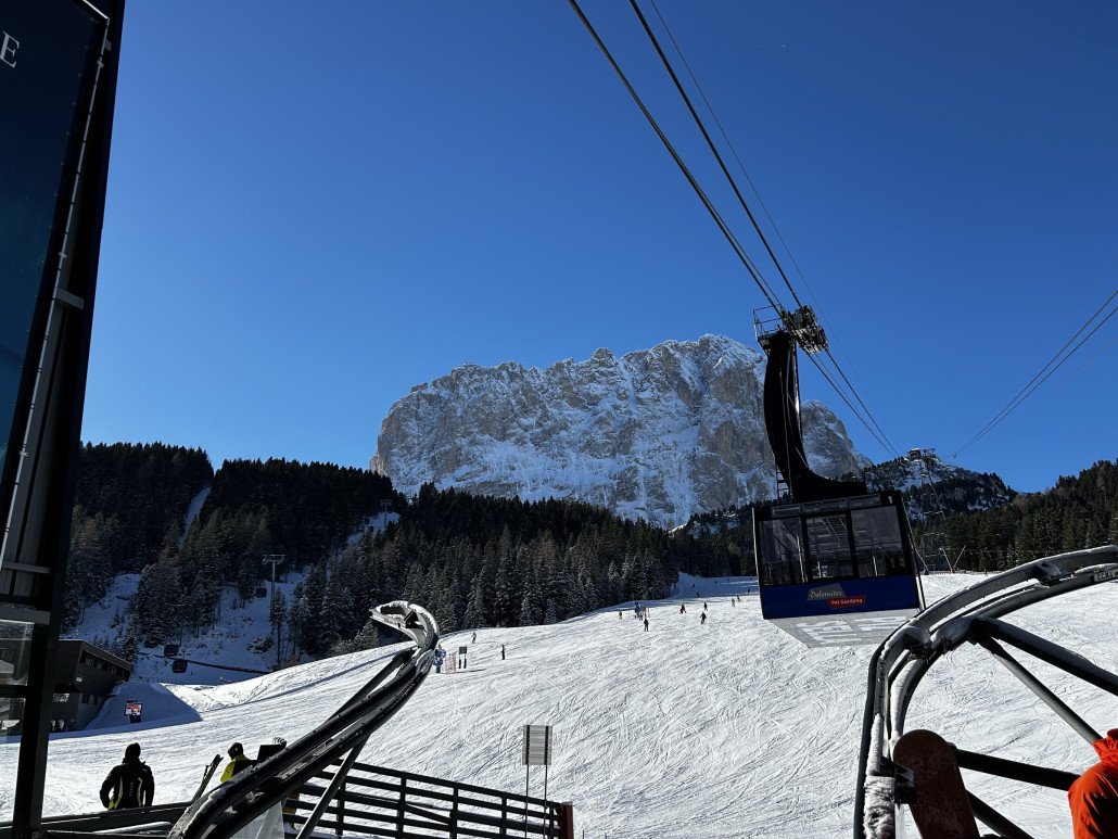 Auch die Gondeln sind jetzt in Sassolungo Style lackiert.