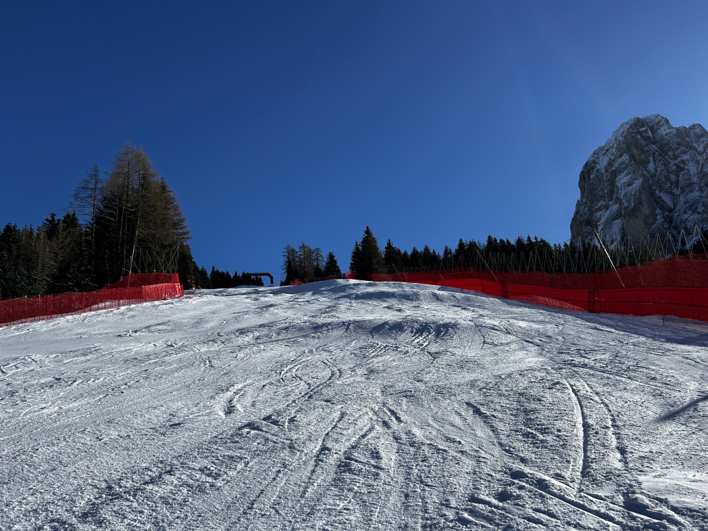 Insgesamt ist die ganze Saslong für nicht so gute Fahrer zur Zeit so gut wie unfahrbar. Ciaslat ist schon richtig häftig.<br />Insgesamt sind die Pisten noch nicht voll perfekt, aber es passt schon Mal.