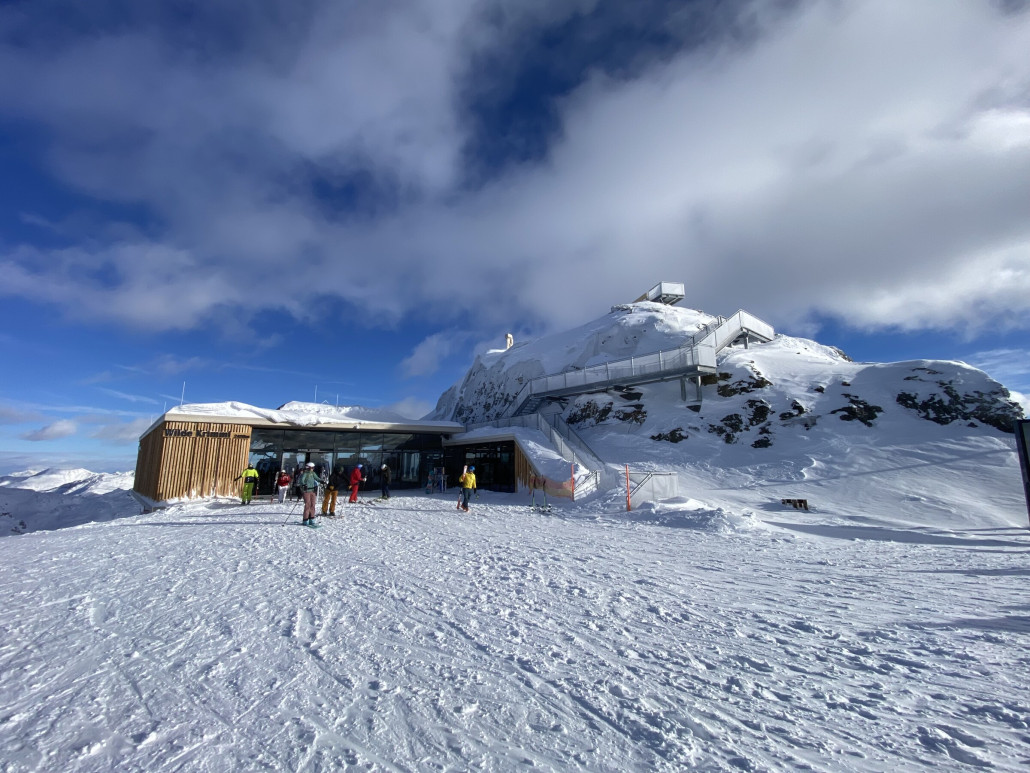 Bergstation mit seitlicher WC-Anlage und Treppe zur Aussichtsplattform