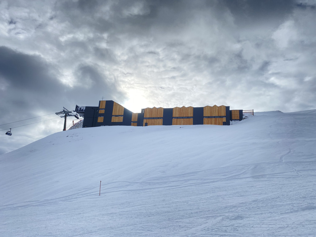 Bergstation mit gut sichtbarer Sesselgarage