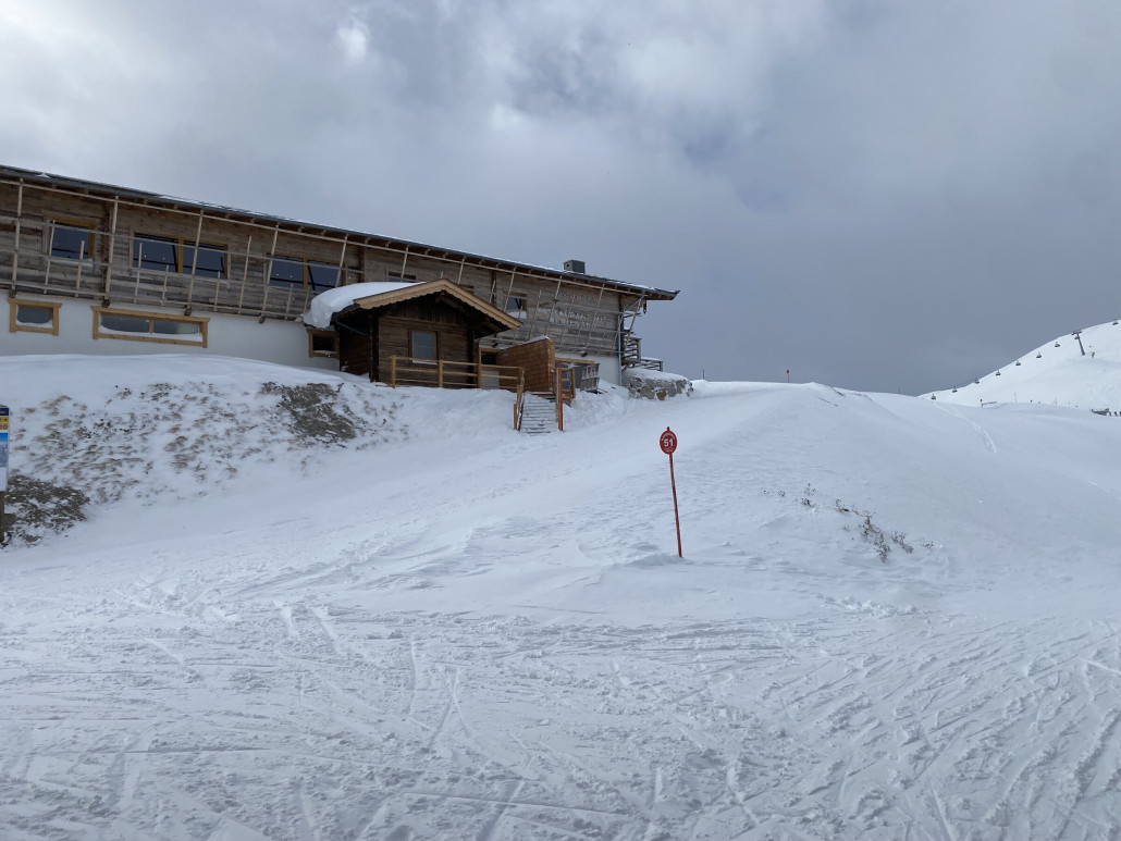 Austieg Sessel, zum Restaurant knapp 10 hm, abfahrt nur richtung Dorfbahn oder mittels Ziehweg zur Gipfelbahn möglich. (Wenn ich richtig geschaut habe) - keine Anbindung richtung Lamach!