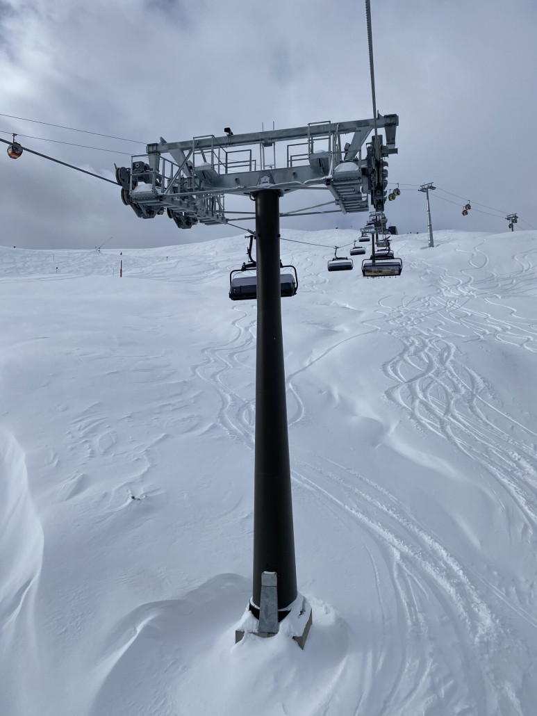 Auffällig ist, dass das Stützenjoch verzinkt ist, das „Rohr“ ist jedoch gräulich angemalt/lackiert